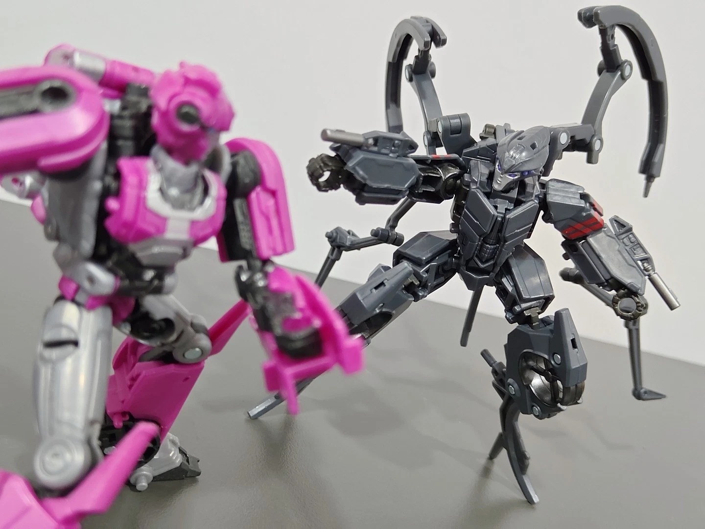 New pictures of Studio Series Airachnid