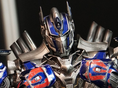 Optimus Prime 1/22 Scale Collectible Figure