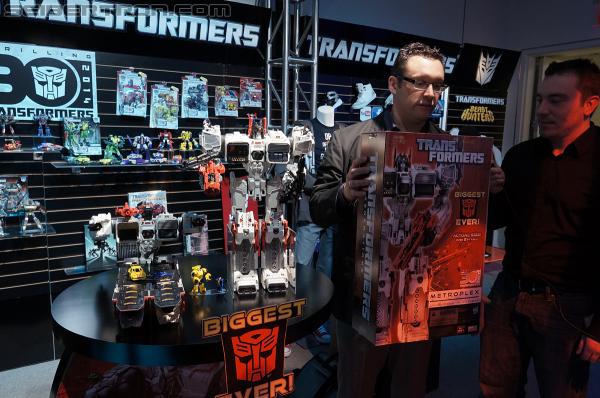 Toy Fair 2013: Transformers Titan Class Metroplex - Transformers Event: DSC02459