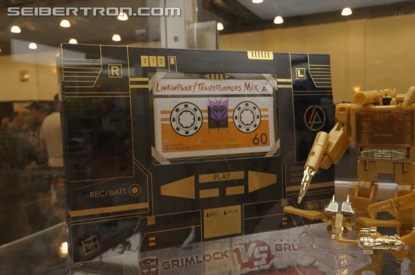 BotCon 2013: Hasbro Display: Linkin Park Soundwave set - Transformers Event: DSC06294