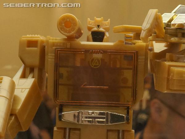 BotCon 2013: Hasbro Display: Linkin Park Soundwave set - Transformers Event: DSC06295b