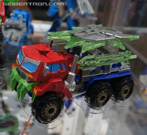 SDCC 2013: Hasbro Display: Transformers Prime Beast Hunters - Transformers Event: DSC02804a