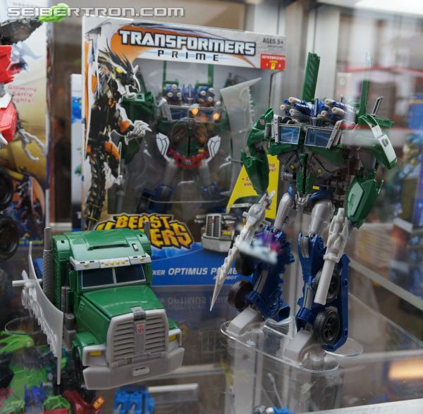 SDCC 2013: Hasbro Display: Beast Hunters Talking Bumblebee and Tracker Optimus Prime - Transformers Event: DSC04354