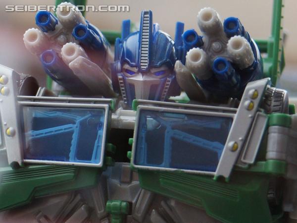 SDCC 2013: Hasbro Display: Beast Hunters Talking Bumblebee and Tracker Optimus Prime - Transformers Event: DSC04359b