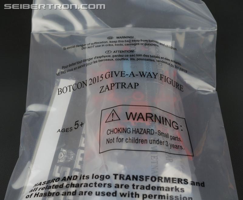 BotCon 2015: Attendee Figure: Zaptrap and his pilot Beet-Chit - Transformers Event: DSC08380