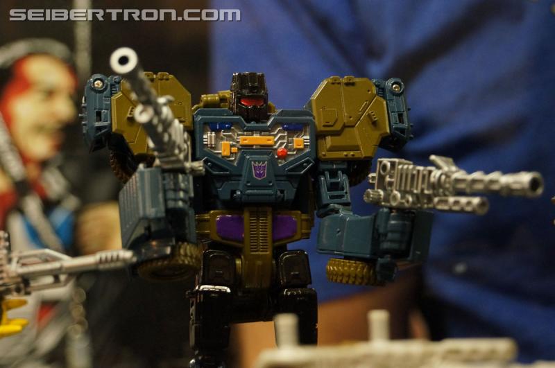 BotCon 2015: New Combiner Wars Products from Saturday Brand Panel - Transformers Event: DSC09540