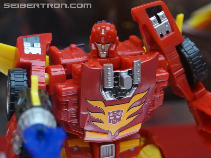 Botcon 2016: Hasbro Display: Platinum Edition Movie 30th Anniversary - Transformers Event: Platinum Edition 003b