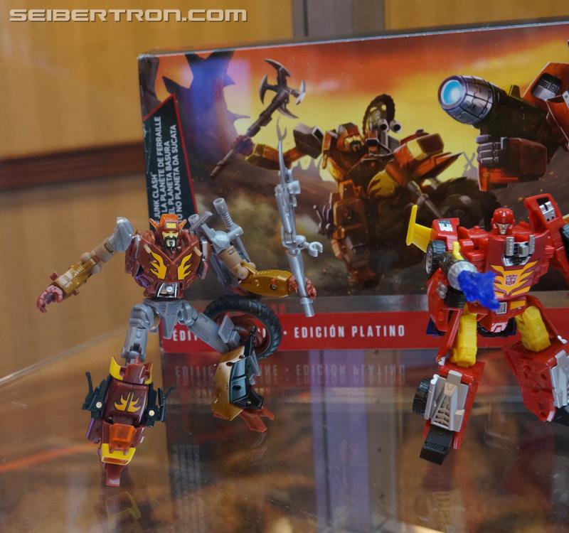 Botcon 2016: Hasbro Display: Platinum Edition Movie 30th Anniversary - Transformers Event: Platinum Edition 005a