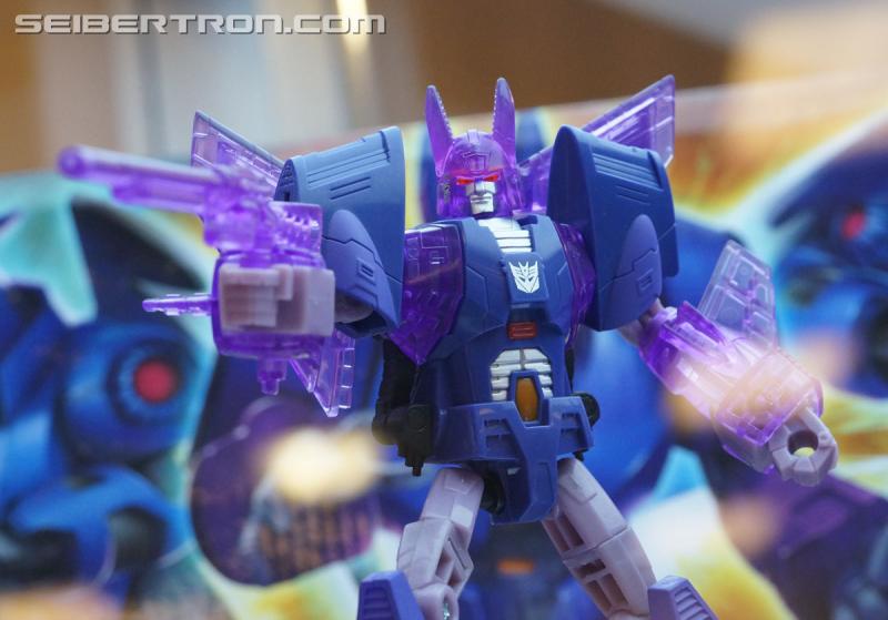 Botcon 2016: Hasbro Display: Platinum Edition Movie 30th Anniversary - Transformers Event: Platinum Edition 010a