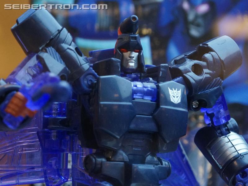 Botcon 2016: Hasbro Display: Platinum Edition Movie 30th Anniversary - Transformers Event: Platinum Edition 014b