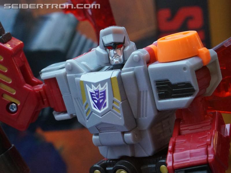 Botcon 2016: Hasbro Display: Platinum Edition Movie 30th Anniversary - Transformers Event: Platinum Edition 023a