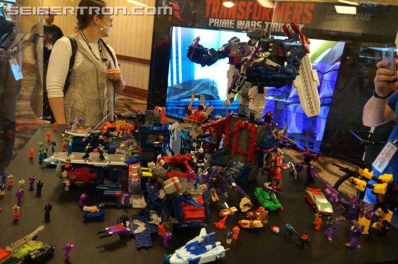 Botcon 2016: Fortress Maximus Titan Masters Battle Scene Diorama - Transformers Event: Fort Max Diorama 033