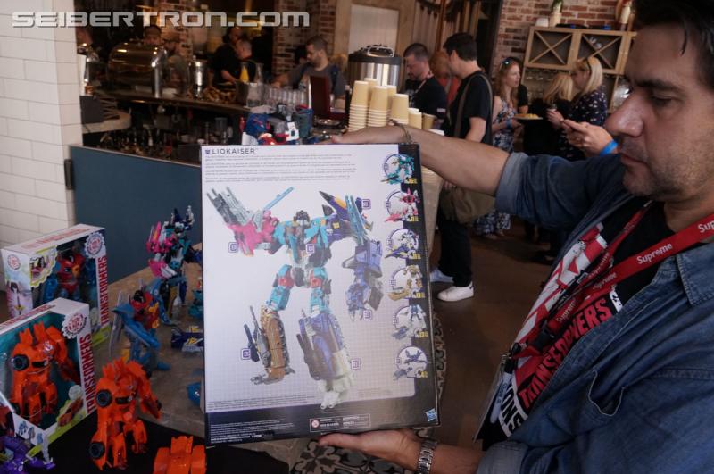 SDCC 2016: Hasbro Press Event: Combiner Wars Liokaiser - Transformers Event: Liokaiser 037