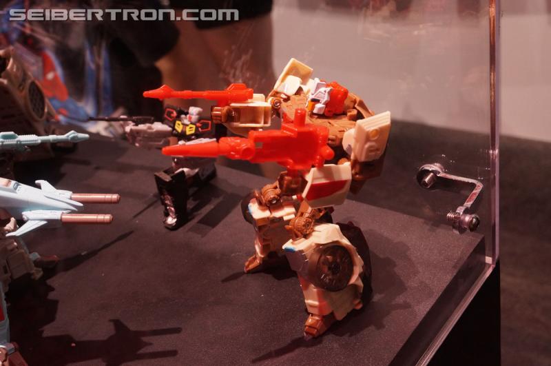 SDCC 2016: Diorama featuring Titans Return and Combiner Wars products - Transformers Event: DSC02553