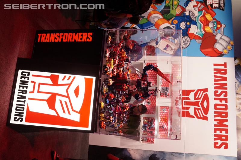 SDCC 2016: Diorama featuring Titans Return and Combiner Wars products - Transformers Event: DSC02580