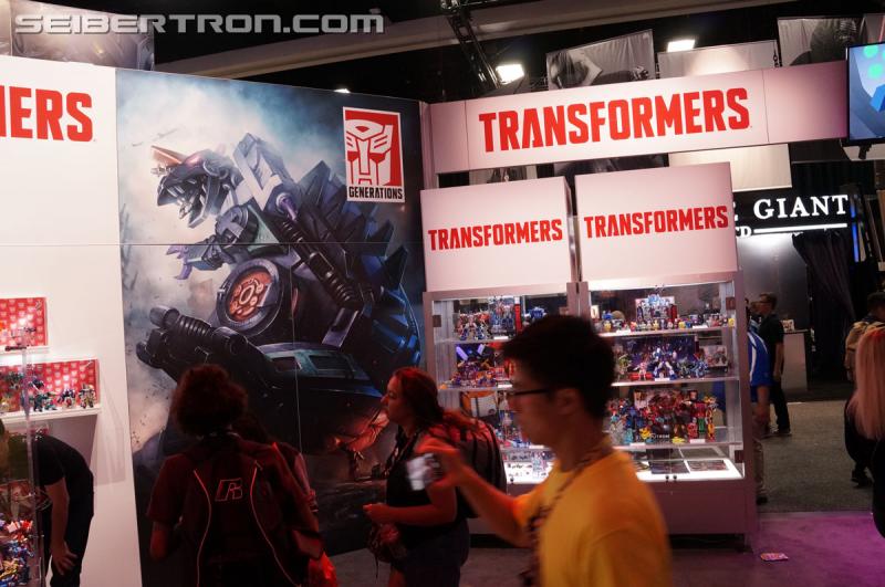 SDCC 2016: Diorama featuring Titans Return and Combiner Wars products - Transformers Event: DSC02582