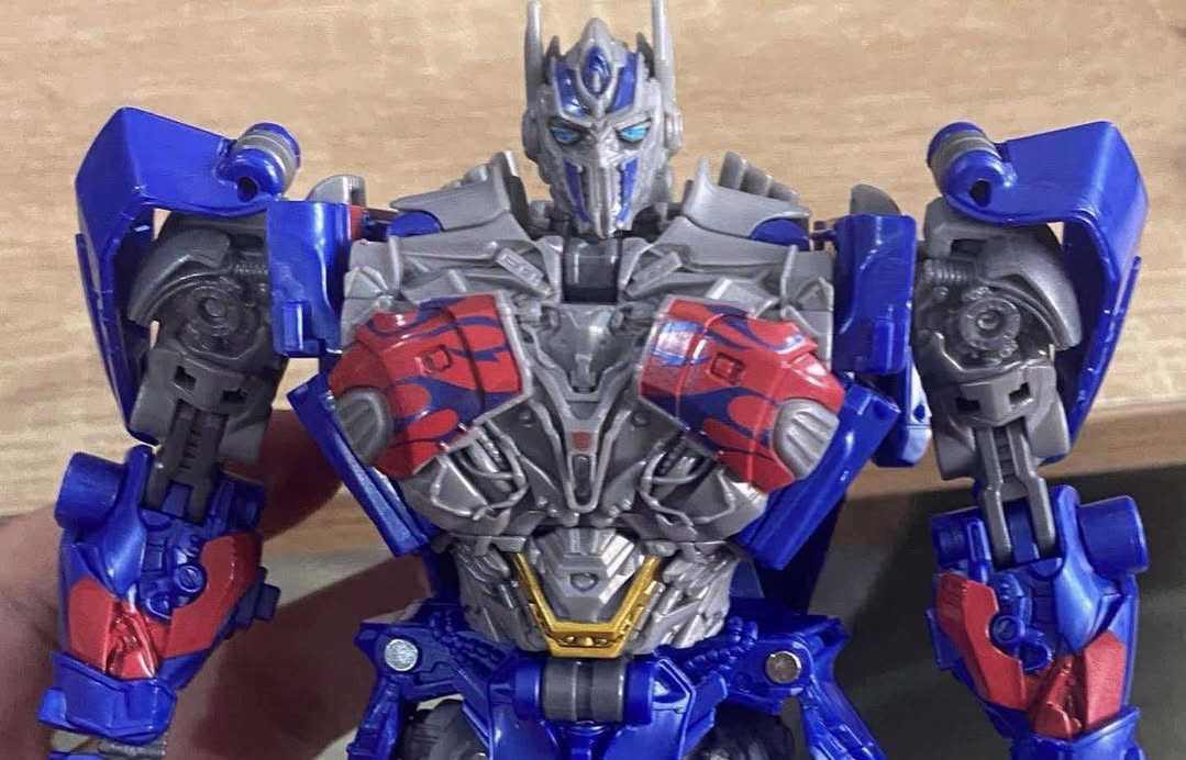 In Hand Image of Studio Series Leader AOE Knight Optimus Prime