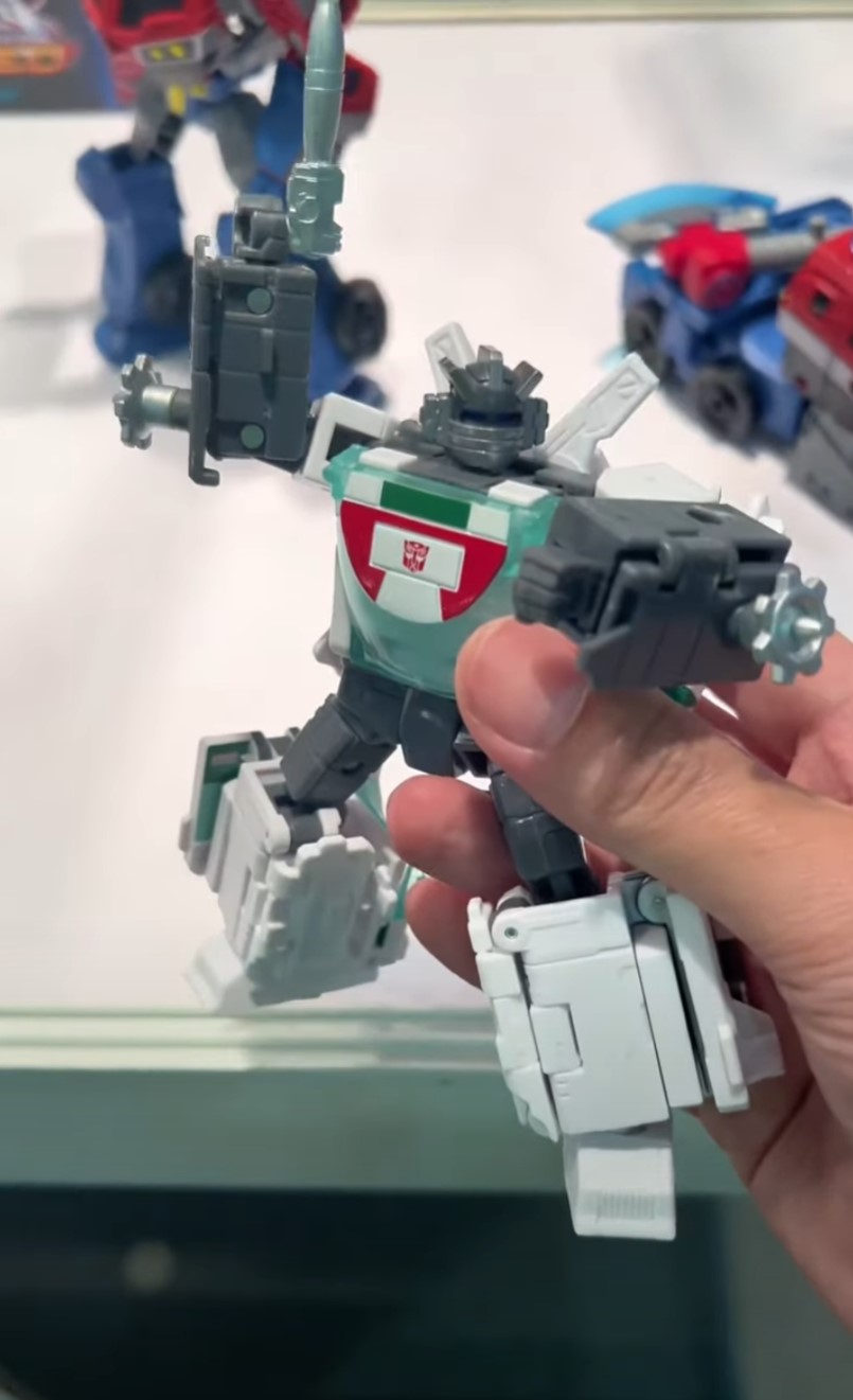 First Look and Hands On Video with Legacy Origin Wheeljack