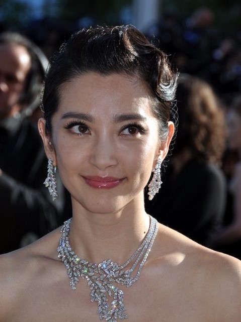 Michael Bay and Paramount Pictures announce casting of Chinese actress Li Bingbing in Transformers 4